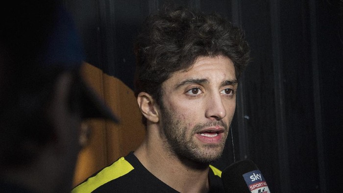VALENCIA, SPAIN - NOVEMBER 16:  Andrea Iannone of Italy and Team Suzuki ECSTAR speaks with journalists  during the MotoGp Tests In Valencia at Ricardo Tormo Circuit on November 16, 2016 in Valencia, Spain.  (Photo by Mirco Lazzari gp/Getty Images)
