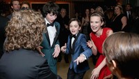 Mereka pun berdansa bersama di acara after party SAG Awards 2017. Phillip Faraone/Getty Images for The Weinstein Company/Netflix