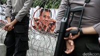 Massa pro dan kontra Ahok dibatasi dengan kawat berduri. Sejumlah polisi juga disiagakan.