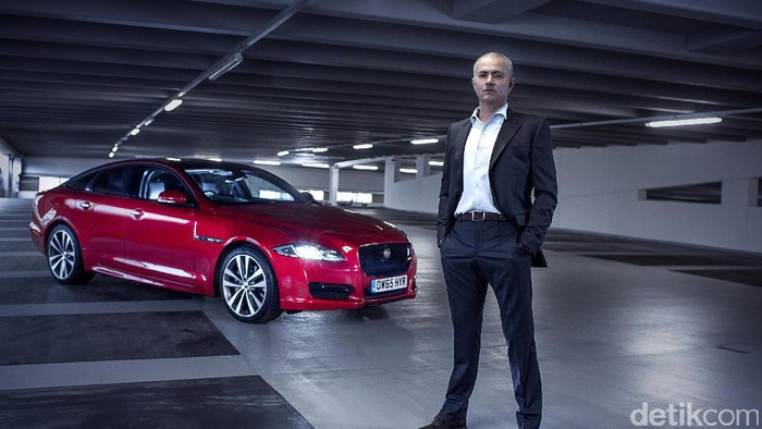 Jose Mourinho Keliling Manchester Naik Sedan Mewah