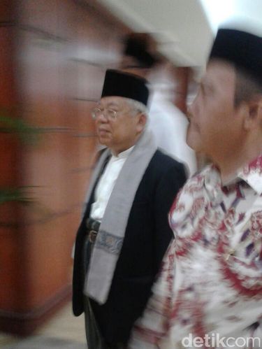 Ketua MUI Ma'ruf Amin tiba di lokasi sidang. 