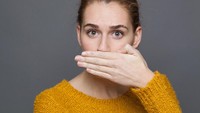 Bau mulut atau halitosis mungkin bukan karena Anda jarang sikatan, tapi karena kebiasaan menahan buang gas. Ketika gas masuk ke dalam darah dan diantarkan ke paru-paru, efeknya bisa berujung pada bau naga. (Foto: iStock)