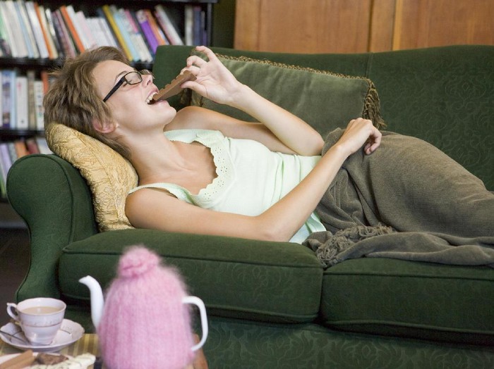 Selain Picu Refluks, Makan Sambil Tiduran Juga Bisa Bikin Tersedak