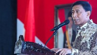 Menko Polhukam Wiranto memberikan sambutan dalam Rakor Pilkada di Hotel Bidakara, Jakarta Selatan, Selasa (31/1/2017). Mantan Ketum Hanura itu menegaskan seorang pemimpin harus bisa mengajak rakyatnya membangun situasi tenang.