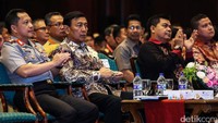 (Ki-ka) Kapolri Jenderal Tito Karnavian, Menko Polhukam Wiranto, Ketua KPU Juri Ardiantoro, dan Ketua Bawaslu Muhammad mendengarkan sambutan yang disampaikan Mendagri Tjahjo Kumolo.