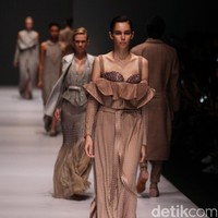 Koleksi Sapto Djojokartiko di Jakarta Fashion Week 2017. Senayan City. Jakarta. [Foto: Mohammad Abduh/Wolipop]