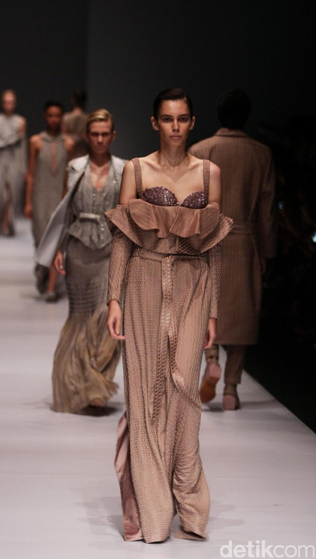 Koleksi Sapto Djojokartiko di Jakarta Fashion Week 2017. Senayan City. Jakarta. [Foto: Mohammad Abduh/Wolipop]