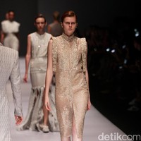 Koleksi Sapto Djojokartiko di Jakarta Fashion Week 2017. Senayan City. Jakarta. [Foto: Mohammad Abduh/Wolipop]