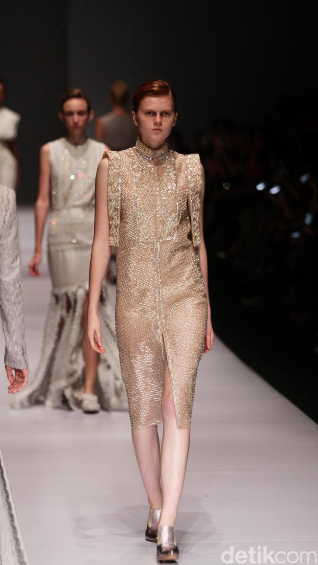 Koleksi Sapto Djojokartiko di Jakarta Fashion Week 2017. Senayan City. Jakarta. [Foto: Mohammad Abduh/Wolipop]