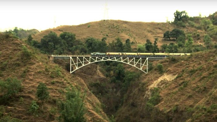 Tak Sampai Rp 10 Ribu, Naik Kereta di Lembah Himalaya yang Cantik