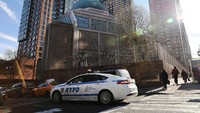 Sebuah mobil polisi terparkir di depan Masjid Islamic Cultural Center di New York, Amerika Serikat, Selasa (31/12017). Getty Images/Spencer Platt.