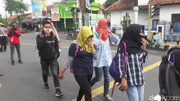 Para panitia Mapala UII tiba di Mapolres Karanganyar