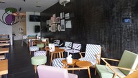 NoMiNoMi Delight di Kemang menyediakan makanan fusion dan dessert. Selain di Kemang, restoran juga buka di Rawamangun dan Bali. 
