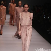 Koleksi Sapto Djojokartiko di Jakarta Fashion Week 2017. Senayan City. Jakarta. [Foto: Mohammad Abduh/Wolipop]