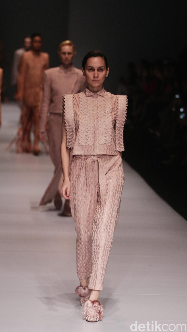 Koleksi Sapto Djojokartiko di Jakarta Fashion Week 2017. Senayan City. Jakarta. [Foto: Mohammad Abduh/Wolipop]