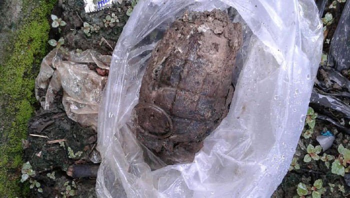 Warga Tangerang Temukan Granat Saat Bersihkan Selokan