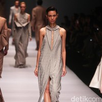 Koleksi Sapto Djojokartiko di Jakarta Fashion Week 2017. Senayan City. Jakarta. [Foto: Mohammad Abduh/Wolipop]
