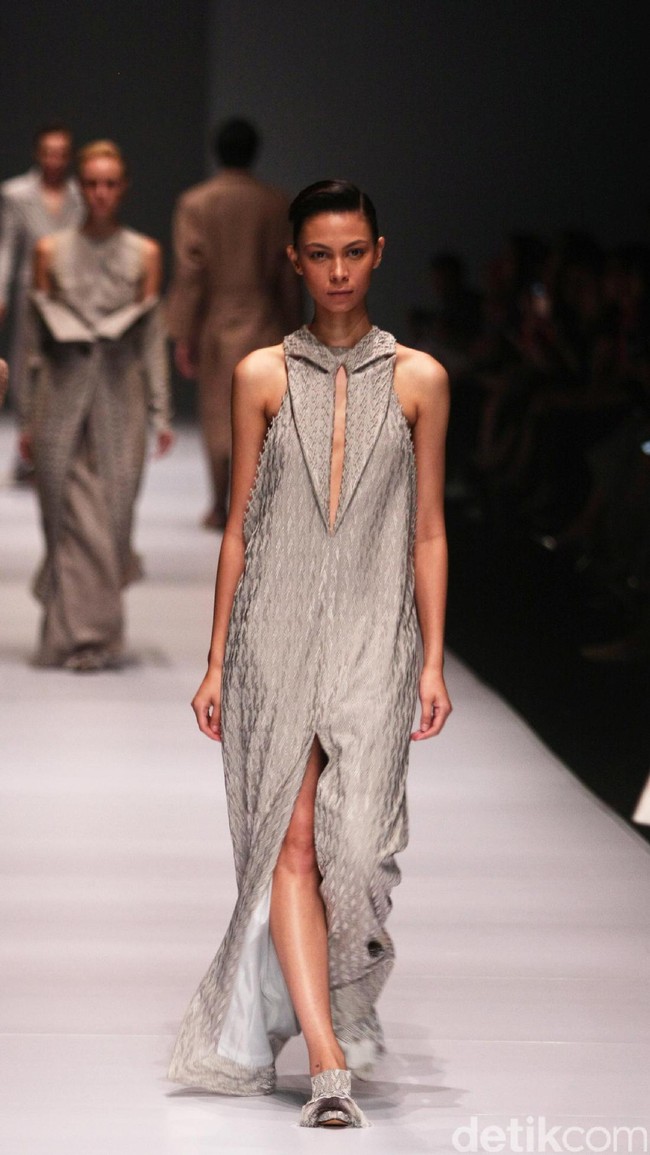 Koleksi Sapto Djojokartiko di Jakarta Fashion Week 2017. Senayan City. Jakarta. [Foto: Mohammad Abduh/Wolipop]