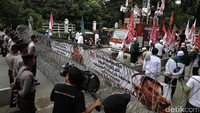 Massa kontra Ahok datang dengan mengenakan baju serba putih.