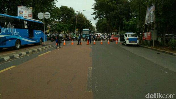 Polisi berjaga di simpang perempatan Kementan