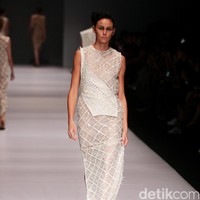 Koleksi Sapto Djojokartiko di Jakarta Fashion Week 2017. Senayan City. Jakarta. [Foto: Mohammad Abduh/Wolipop]