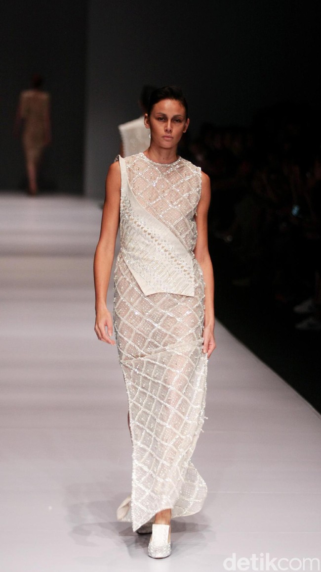 Koleksi Sapto Djojokartiko di Jakarta Fashion Week 2017. Senayan City. Jakarta. [Foto: Mohammad Abduh/Wolipop]