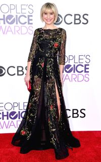 5 Selebriti Pakai Barang Harga Terjangkau di Karpet Merah