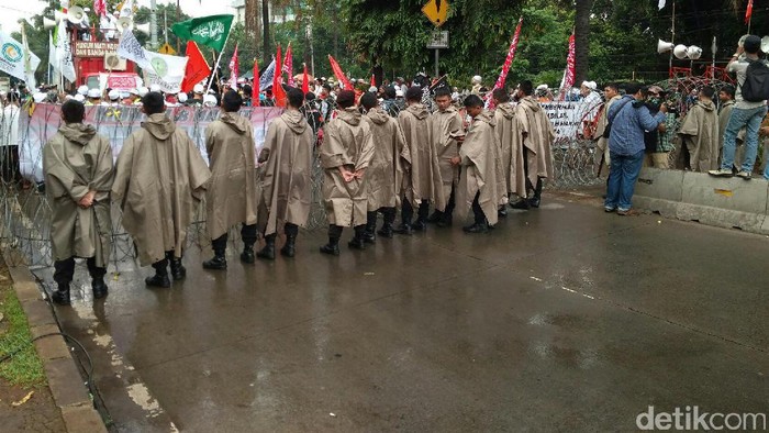 Meski Diguyur Hujan, Massa Sidang Ahok Tetap Orasi di Depan Gedung