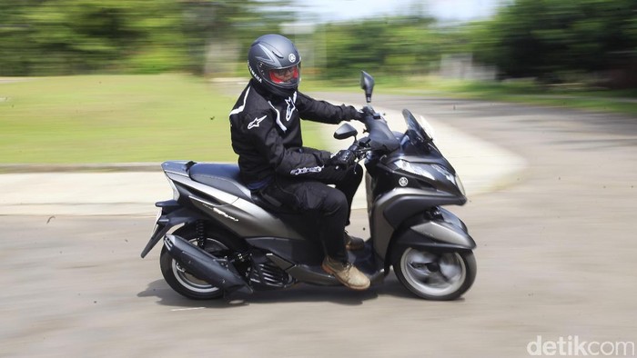 Skuter matic (skutik) roda tiga Yamaha.