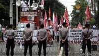 Aksi ini mendapat penjagaan dari aparat kepolisian.