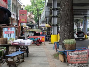 PKL Cihampelas Masih Berjualan di Trotoar Belum Pindah ke Skywalk