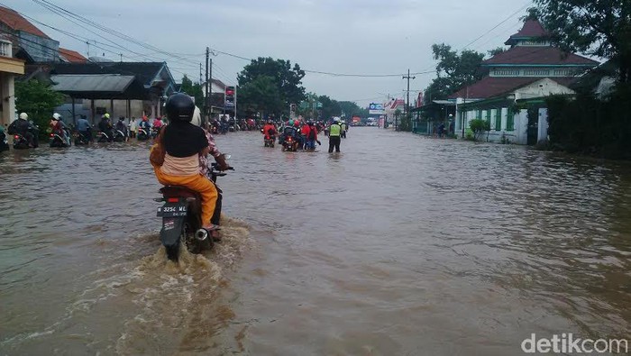 Jalan Pantura Pasuruan Kembali Lumpuh akibat Banjir