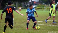 Komedian Rico Ceper ikut meramaikan pertandingan persahabatan antara Komando FC versus MKGR.