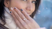 Bintang FTV itu tak kuasa menahan airmatanya ketika Raiden menyematkan cincin di jari manisnya. Dok. Instagram/tyasmirasih