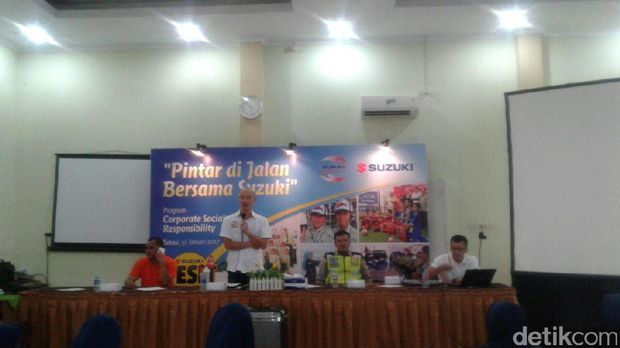 Uchiki-san memberi penjelasan pada pelajar