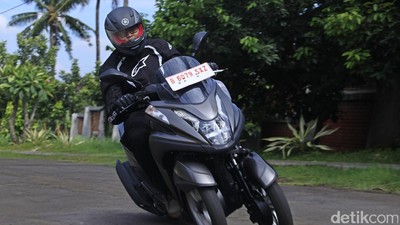 Meliuk-liuk dengan Yamaha Tricity