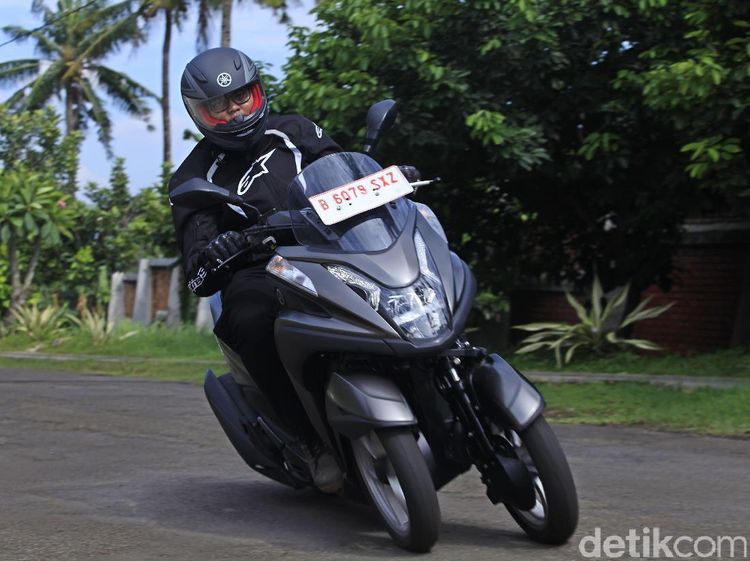 Meliuk-liuk dengan Yamaha Tricity