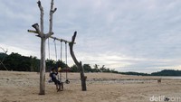 Jika ingin berayun santai sambil menikmati panorama yang tersaji, tersedia sekitar 3 ayunan di sini. Tinggal naik saja tak perlu bayar (Kurnia/detikTravel)