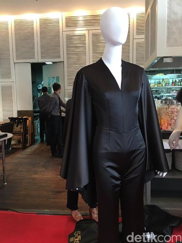 Pertamakalinya, Barli Asmara Rilis Busana Couture yang Polos