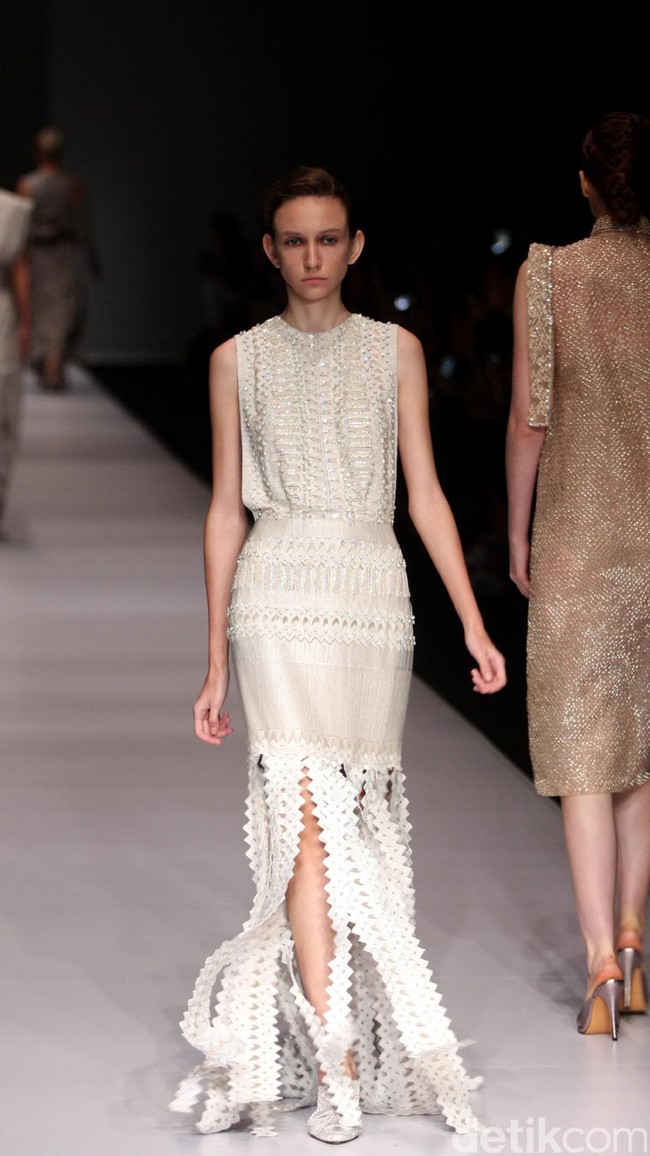 Koleksi Sapto Djojokartiko di Jakarta Fashion Week 2017. Senayan City. Jakarta. [Foto: Mohammad Abduh/Wolipop]