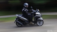 Nah buat yang menginginkan Tricity 155, Yamaha menyediakan Tricity 155 dalam piilihan tiga warna yaitu Cyber Blue, Oxford Grey, dan Milky White.