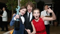 Lucunya para aktor muda tersebut kala berpose bersama. Phillip Faraone/Getty Images for The Weinstein Company/Netflix