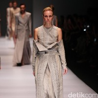 Koleksi Sapto Djojokartiko di Jakarta Fashion Week 2017. Senayan City. Jakarta. [Foto: Mohammad Abduh/Wolipop]