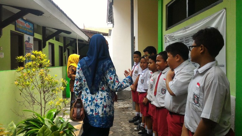 Siswa SD 1 Sidokumpul Belajar Buat Sirop dan Tanam Markisa Siswa SD 1 Sidokumpul Belajar Buat Sirop dan Tanam Markisa
