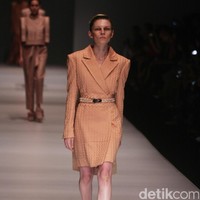 Koleksi Sapto Djojokartiko di Jakarta Fashion Week 2017. Senayan City. Jakarta. [Foto: Mohammad Abduh/Wolipop]