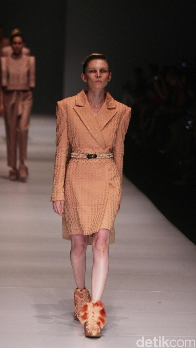 Koleksi Sapto Djojokartiko di Jakarta Fashion Week 2017. Senayan City. Jakarta. [Foto: Mohammad Abduh/Wolipop]