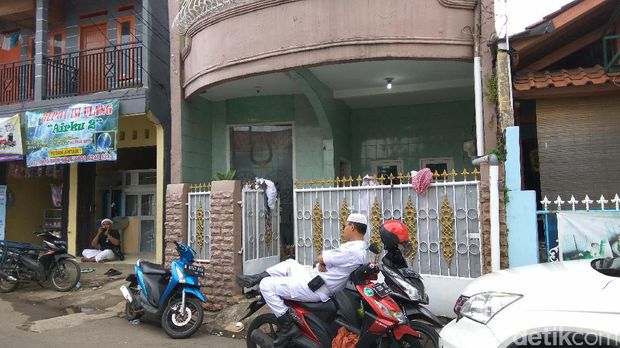 Massa LPI di rumah Firza Husein