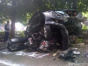 Lapak Bakso Diseruduk Mobil di Semarang, 1 Orang Tewas