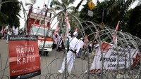 Massa pro dan kontra Ahok dipisah oleh kawat berduri.