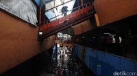 Para pengunjung tampak keluar masuk pasar untuk berbelanja.